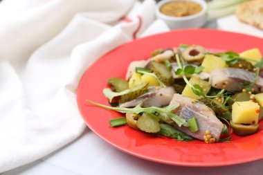 Beyaz fayanslı ringa balıklı nefis salata, yakın plan.