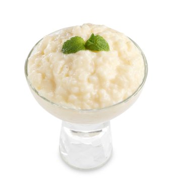 Beyaz üzerine izole edilmiş cam tatlı kasesinde naneli lezzetli pirinç pudingi.