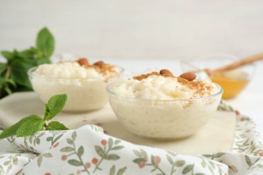 Tarçınlı sütlaç, badem ve nane şekeri, yakın plan.