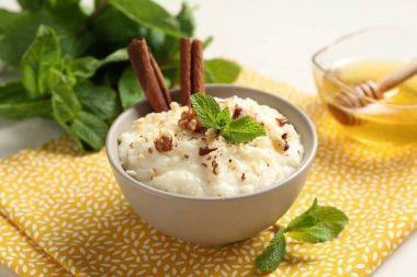 Cevizli, tarçınlı, nane ve ballı leziz sütlaç, yakın plan.