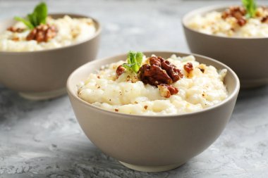 Gri masada cevizli ve naneli lezzetli sütlaç, yakın plan.