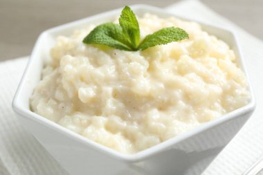 Lezzetli sütlaç ve nane şekeri masada, yakın plan.