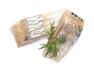 Lezzetli ringa balıkları. Dereotu beyaza izole edilmiş. Üst manzara.