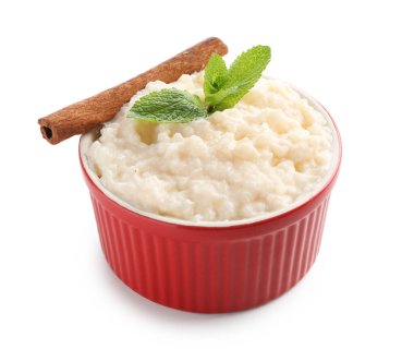 Tarçınlı leziz pirinç pudingi ve beyaz üzerine izole edilmiş nane.