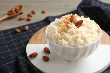 Tarçınlı, bademli ve kaşıklı lezzetli sütlaç, yakın plan.