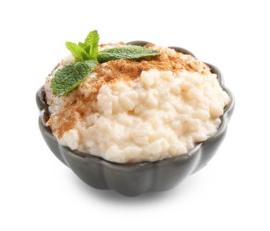 Tarçınlı lezzetli sütlaç ve beyaz arka planda nane şekeri.