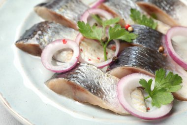 Baharatlı ve soğanlı lezzetli ringa balıkları, yakın plan.