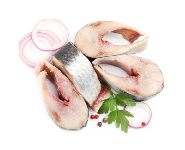 Lezzetli ringa balıkları, beyaza izole edilmiş baharatlar, üst manzara.