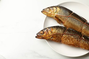 Beyaz masada nefis tütsülenmiş ringa balığı, üst manzara. Metin için boşluk