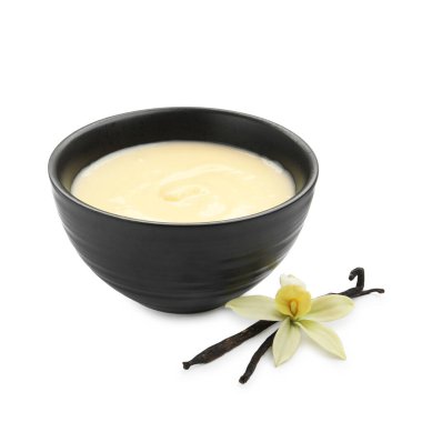 Lezzetli vanilyalı puding kasede, çiçekli ve kapsüllü beyaz