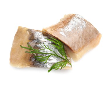 Lezzetli ringa balıkları. Dereotu beyaza izole edilmiş. Üst manzara.