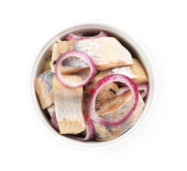 Lezzetli ringa balıkları, soğanlı, beyaz, üst manzaralı.