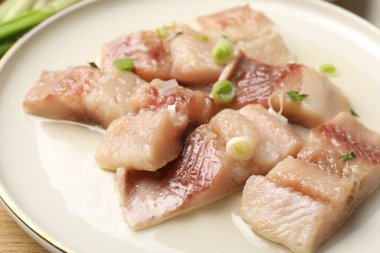 Masada yeşil soğanlı lezzetli ringa balıkları, yakın plan.