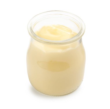 Beyaz kavanozdaki lezzetli vanilyalı puding.