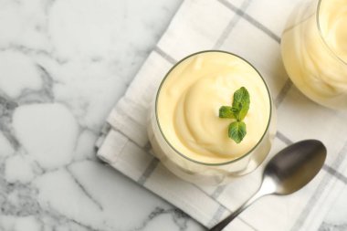 Beyaz mermer masada servis edilen nane aromalı vanilyalı puding. Metin için boşluk