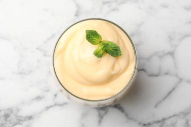 Beyaz mermer masada naneli vanilyalı puding.