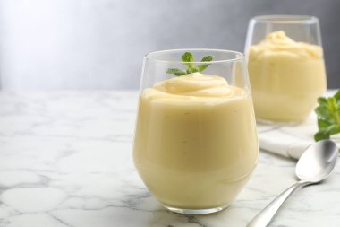 Beyaz mermer masada naneli vanilyalı puding, yakın plan. Metin için boşluk