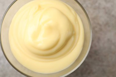 Gri masada lezzetli vanilyalı puding, üst manzara.