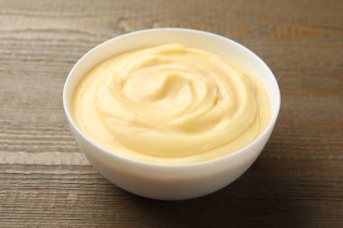 Tahta masada lezzetli vanilyalı puding, yakın plan.