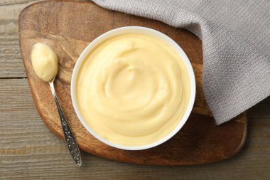 Tahta masada servis edilen lezzetli vanilyalı puding.