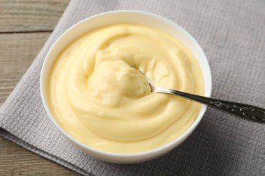 Tahta masada servis edilen lezzetli vanilyalı puding, yakın plan.