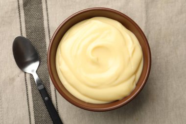 Masada servis edilen lezzetli vanilyalı puding.