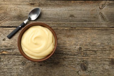 Tahta masada servis edilen lezzetli vanilyalı puding, üst manzara. Metin için boşluk