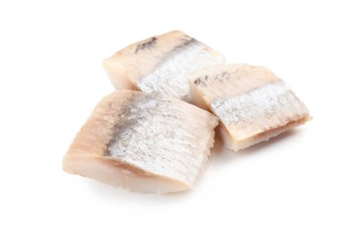 Lezzetli ringa balıkları beyaz renkte izole edilmiş.