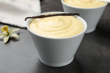 Siyah masalı lezzetli vanilyalı puding, yakın plan.