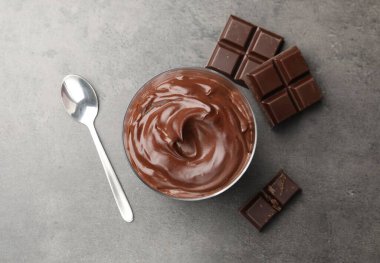 Lezzetli puding ve çikolata parçaları gri masada, düz yatıyordu.