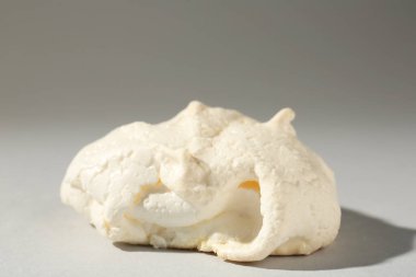 Gri arka planda nefis ev yapımı kurabiye, yakın plan.