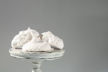 Gri arkaplanda nefis ev yapımı kurabiyeler, metin için boşluk