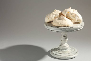 Gri arkaplanda nefis ev yapımı kurabiyeler, metin için boşluk