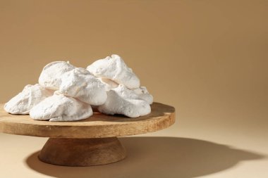 Bej arka planda ev yapımı leziz kurabiyeler, metin için yer