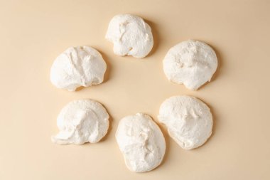 Bej arka planda ev yapımı leziz kurabiyeler.