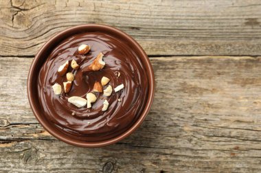 Tahta masada fındıklı çikolatalı puding. Metin için boşluk