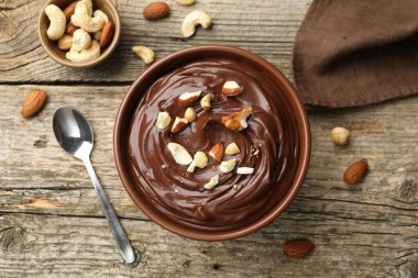 Tahta masada fındıklı çikolatalı puding.