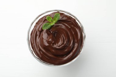 Beyaz masa üzerinde naneli çikolatalı puding.