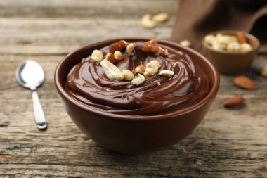 Tahta masada fındıklı çikolatalı puding, yakın plan.