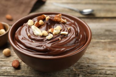 Tahta masada fındıklı çikolatalı puding, yakın plan.