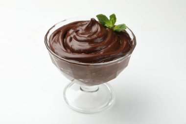 Tatlı kasesinde naneli çikolatalı puding, beyaz masada, yakın plan.