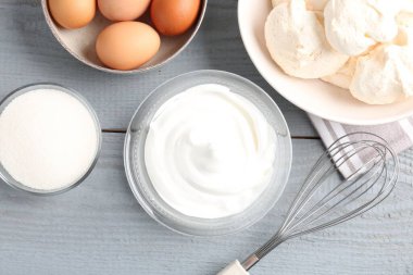 Lezzetli ev yapımı kurabiyeler, malzemeler ve çırpılmış çırpılmış gri ahşap masa, düz uzanmış.