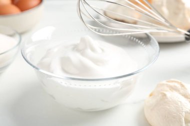 Fırça çırpma, krem şanti ve diğer malzemeler ışık masasında, yakın plan. Kurabiye pişiriyorum.