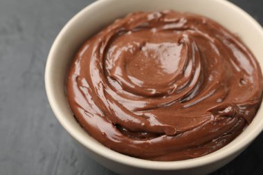 Lezzetli çikolatalı puding siyah masada, yakın plan.