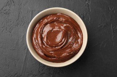 Siyah masada kasede çikolatalı puding, üst manzara.