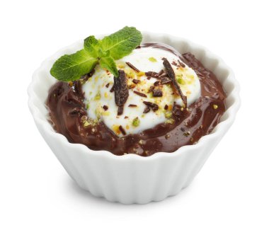 Lezzetli çikolatalı puding, beyaz tenli krema kasesinde.