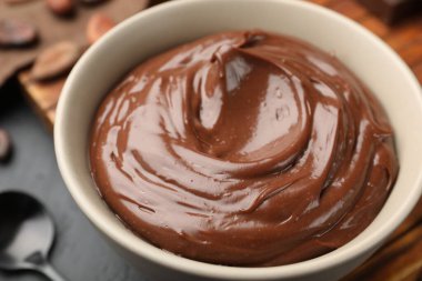 Lezzetli çikolatalı puding siyah masada, yakın plan.