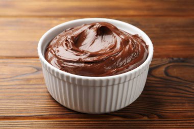 Tahta masadaki kasede çikolatalı puding, yakın plan.