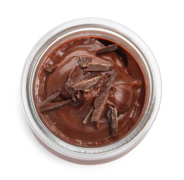 Cam kavanozdaki lezzetli çikolatalı puding. Beyaz, üst manzara.