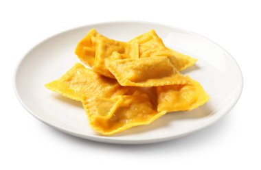 Beyaz arka planda lezzetli ravioli